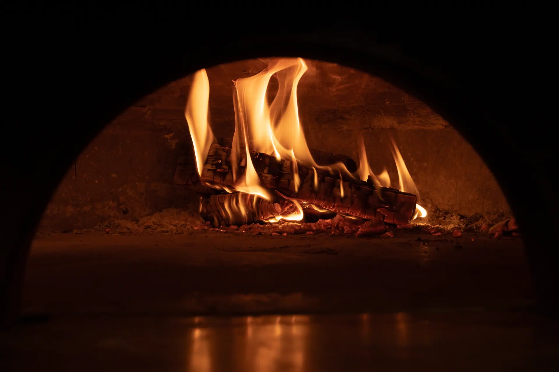 Les flammes d’un four à bois, vues par la bouche du four