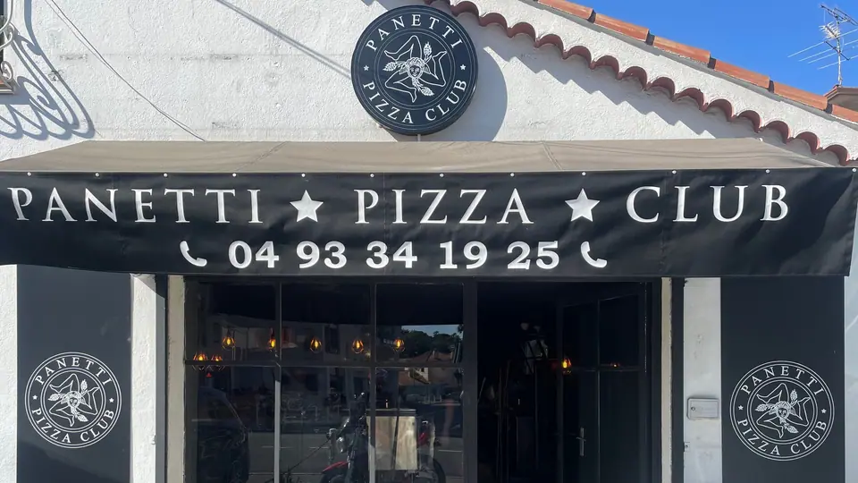 La vetrina di Antibes con la tenda nera Panetti Pizza Club