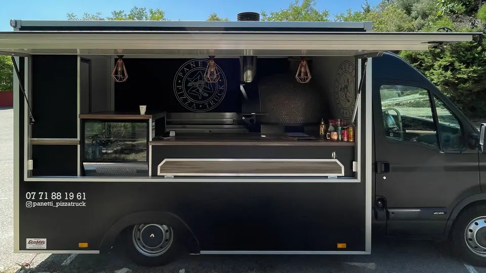 Il food truck Panetti, bancone aperto, sotto gli alberi
