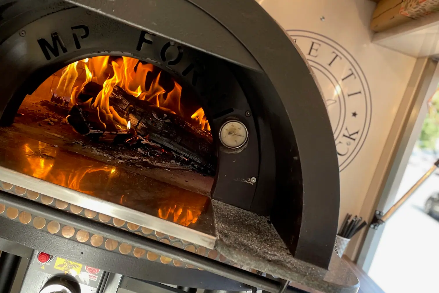 Le four à bois du food truck, flammes vives
